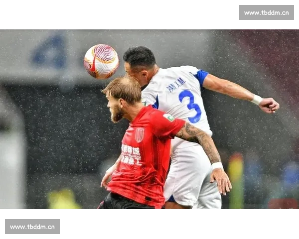 精彩对决:足球赛场激战连连 双方拼劲十足终分高下 - 副本 (2) 精彩对决:足球赛场激战连连 双方拼劲十足终分高下 - 副本 (2)