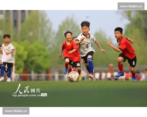 足球赛事精彩瞬间全记录绿茵场经典对决与传奇进球回顾 - 副本 - 副本 (3)